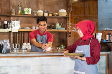 Adam içkiyi garsonlara veriyor.