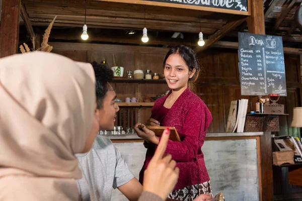 Pasangan muda ini memilih menu — Stok Foto