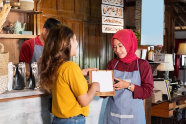 garsonlar menüyü gösterir