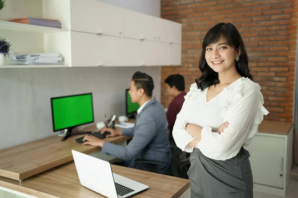 Feliz manager asiático mujer en oficina — Foto de Stock