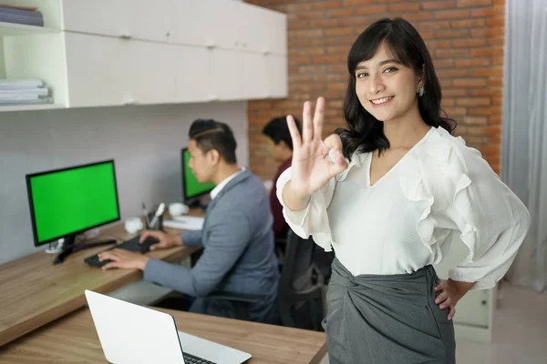 Gerente feliz mulher asiática no escritório — Fotografia de Stock