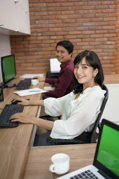 Retrato de compañeros felices sentados uno al lado del otro — Foto de Stock