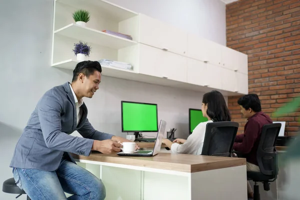 Retrato de compañeros de trabajo que están ocupados trabajando según sus respectivos lugares. — Foto de Stock