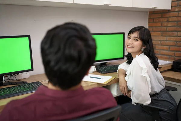 Retrato de colegas de oficina charlando tareas de trabajo y trabajando en computadoras. —  Fotos de Stock