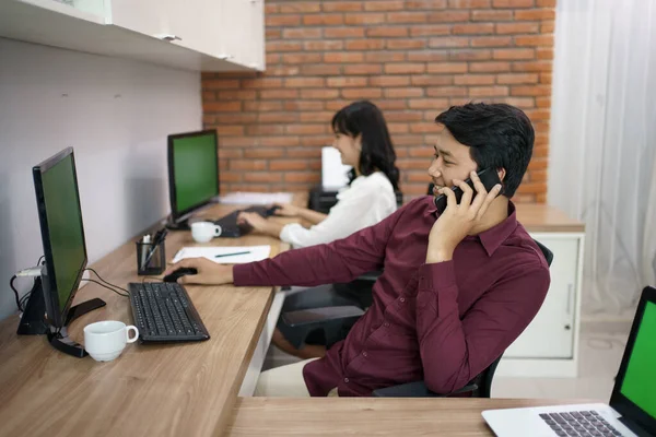 Porträtt av medarbetare som är upptagna med att arbeta enligt sina respektive platser. — Stockfoto