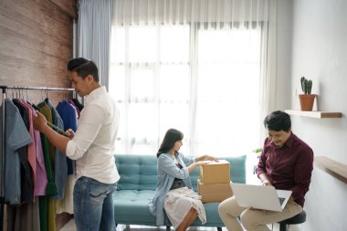 Kendi yerlerine göre çalışmakla meşgul olan iş arkadaşlarının portresi..