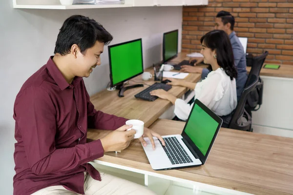 Porträtt av medarbetare som är upptagna med att arbeta enligt sina respektive platser. — Stockfoto