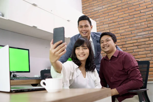 Glückliche Mitarbeiter machen gemeinsam Selfie — Stockfoto