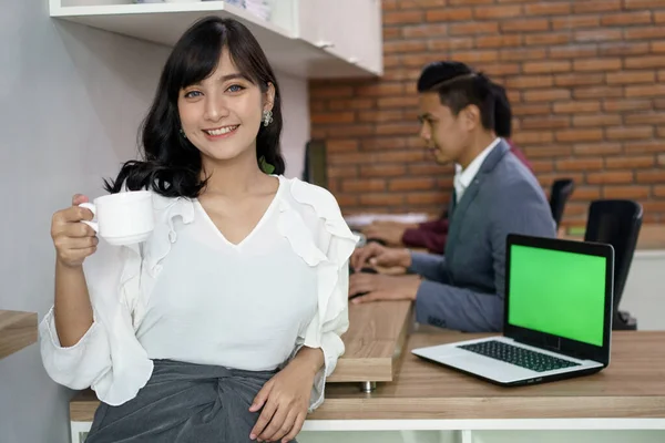 Porträt einer glücklichen, geschäftigen Frau — Stockfoto