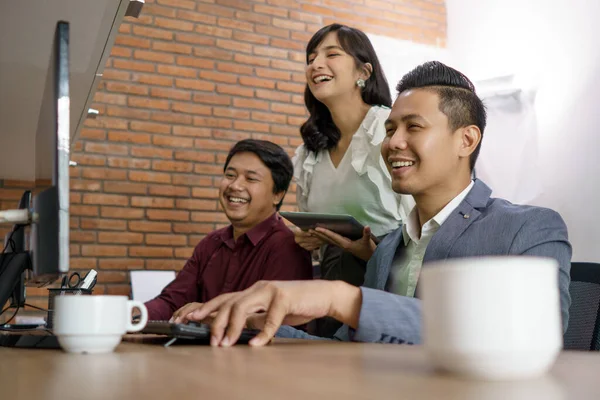 Asiático compañero de trabajo tener divertido en trabajo — Foto de Stock