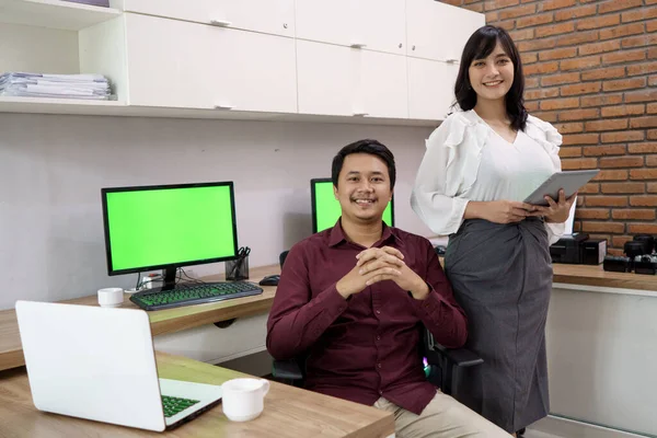 Portrait d'homme et de femme d'affaires heureux — Photo