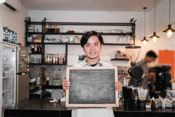 Asiatischer Barista mit Kreidetafel — Stockfoto