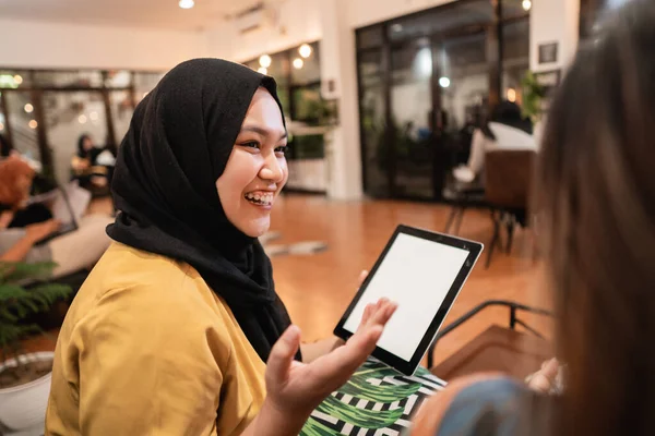 Hijab menina usando tablet quando gosta de conversar — Fotografia de Stock