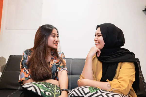 İki Asyalı genç kız sohbet ediyor. — Stok fotoğraf