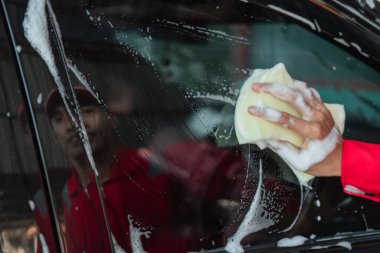 Araba temizleyici ellerle ön camı süngerle temizleyin.