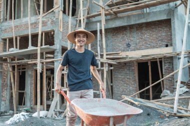 El arabası iterken mason gülümsemesi