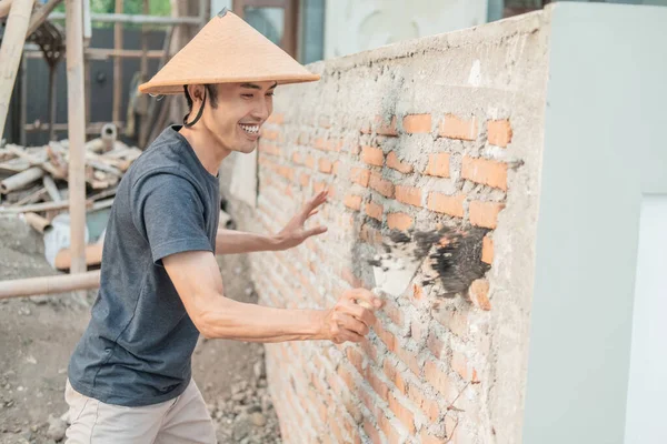Trabajadores de la construcción utilizan cucharadas para unir cemento a los ladrillos — Foto de Stock