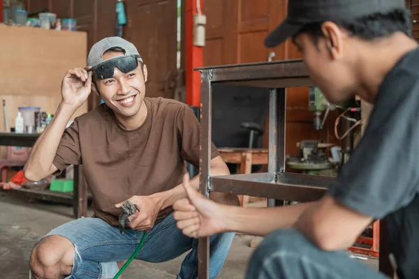 Cliente masculino satisfecho con los pulgares hacia arriba después de la orden terminada con soldador —  Fotos de Stock