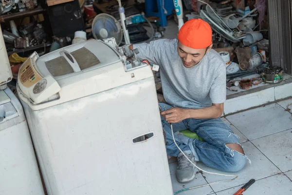 Asiático masculino electrónica trabajador fijación roto lavadora cableado —  Fotos de Stock