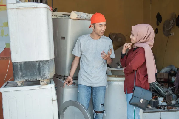 Tukang reparasi elektronik menjelaskan kerusakan mesin cuci pelanggannya — Stok Foto