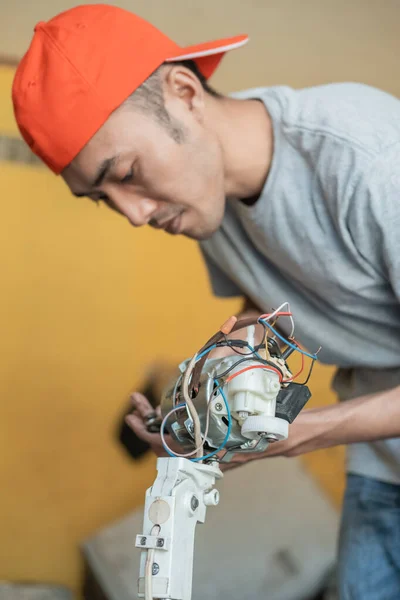 Bozuk bir vantilatör açan bir elektronik tamircisini kapat — Stok fotoğraf