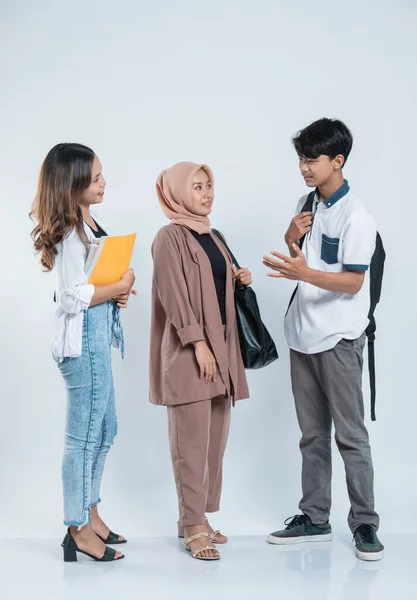 Portret van een gesprek college vrienden dragen van een tas en boek — Stockfoto
