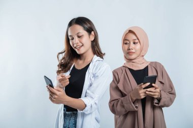 Üniversiteden arkadaşlarıyla cep telefonundan mutlu mesajlar alan bir kadın merak ediyor.