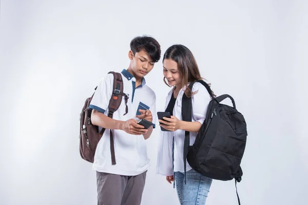 Portret van gelukkige universitaire jeugd discussie op zoek naar mobiele telefoons — Stockfoto