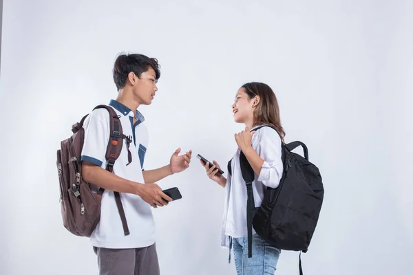 Retrato de conversa amigos universitários carregando um saco e livro — Fotografia de Stock