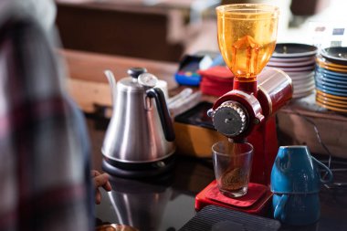 Kahve makinesiyle kahve yap.