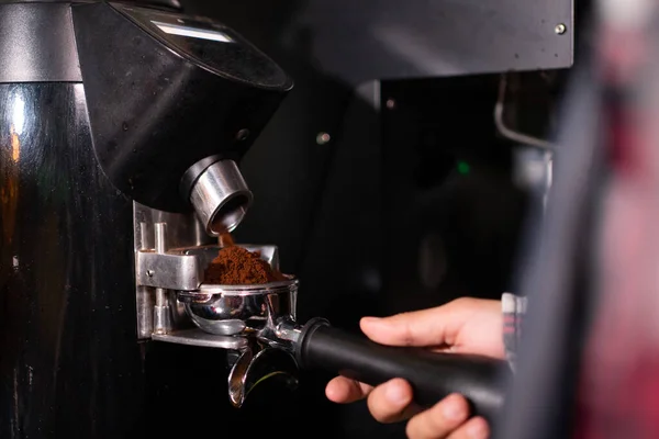Fazer uma xícara de café com máquina de café — Fotografia de Stock