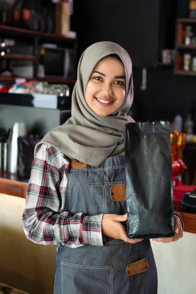 Zblízka ženské servírky s úsměvem drží kapsu — Stock fotografie