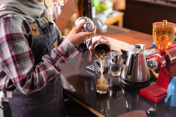 Barista fazer uma bebida mista para um cliente — Fotografia de Stock