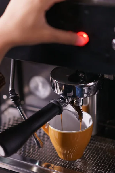 Fazer uma xícara de café com máquina de café — Fotografia de Stock