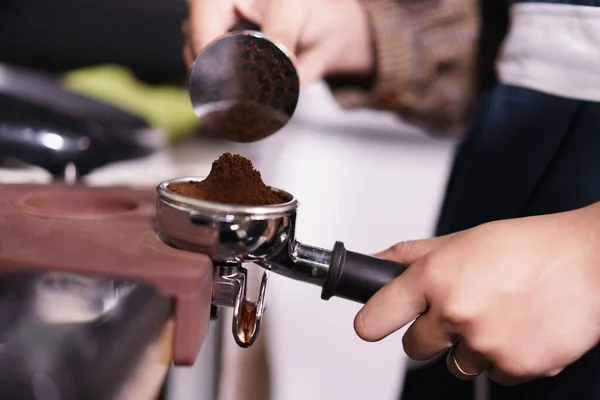 Barista mostrando processo fazer um café — Fotografia de Stock