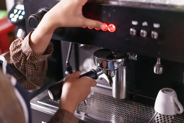 Fazer um café com máquina de café — Fotografia de Stock