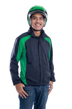 Üniformalı Asyalı motosiklet sürücüsü