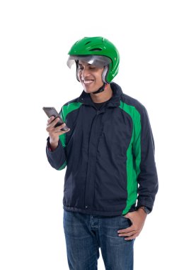 Çevrimiçi taksi şoförü akıllı telefon tutuyor.