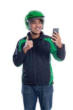 erkek süper sürücü videosu akıllı telefon kullanarak arıyor