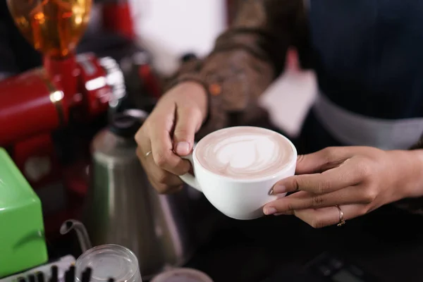 Uma xícara de café está pronto para ser servido — Fotografia de Stock