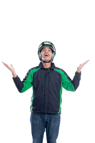 Suprised masculino motociclista com capacete olhando para cima — Fotografia de Stock