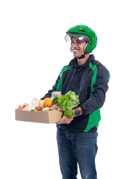 Koerier draagt helm en jasje uniform houdt voedsel geïsoleerd — Stockfoto