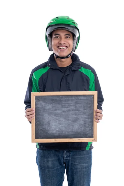 Motociclista de táxi segurando placa em branco — Fotografia de Stock