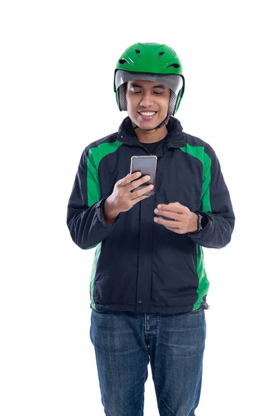 Online taxikář držící smartphone izolované — Stock fotografie