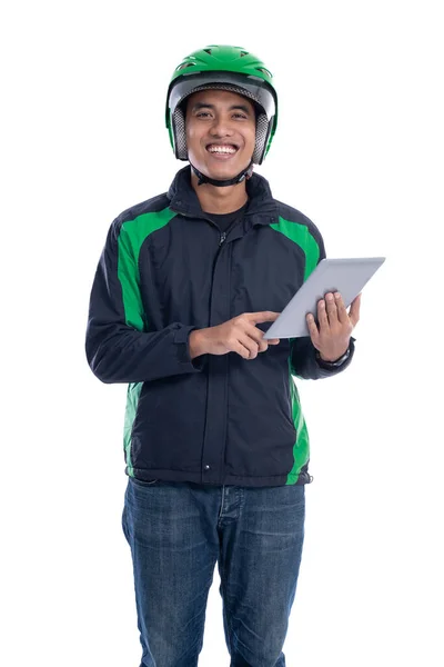 Mannelijke koerier driver holding tablet pc geïsoleerd — Stockfoto