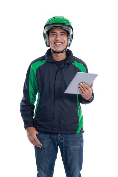 Mannelijke koerier driver holding tablet pc geïsoleerd — Stockfoto