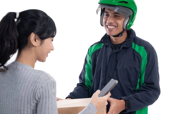 Mensajero de entrega con casco y paquete de envío uniforme —  Fotos de Stock