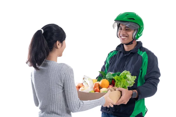 Koerier met voedsel verzenden van online bestelling naar klant — Stockfoto