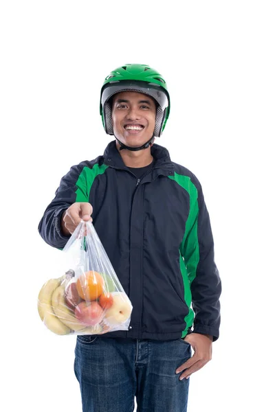 ヘルメットとジャケットの制服を着て宅配便隔離された食品を保持 — ストック写真
