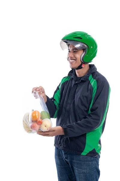 Mensajero con casco y chaqueta uniforme sosteniendo alimentos aislados — Foto de Stock